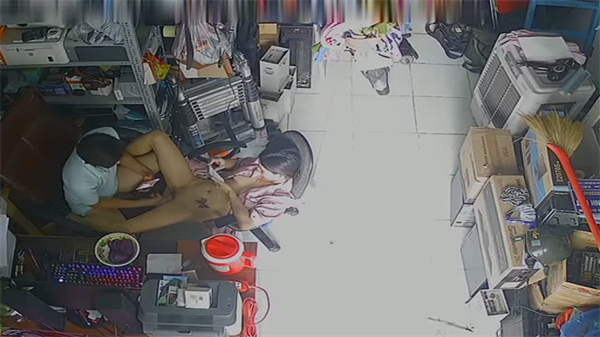【真实偷拍流出】维修店小夫妻看店时激情啪啪遭破解！黑客入侵监控高清记录店内交欢全程