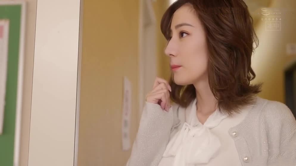 迪丽热巴饰演失恋女教师！饥渴难耐勾引男学生肉体安慰