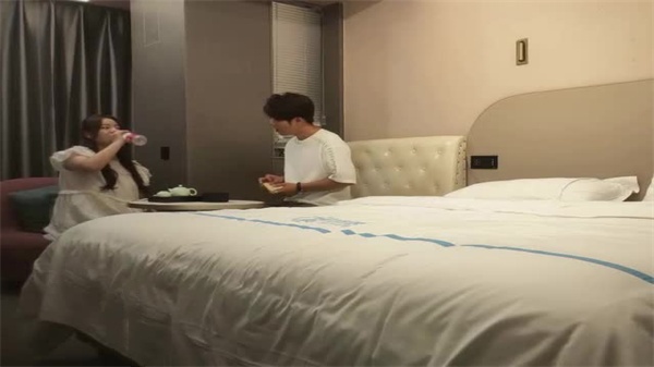 痴迷熟女！小伙约炮肉感肥臀熟妇，丝袜女仆装激情开干