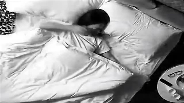 大学生情侣边看AV边实战！激情模仿片中各种姿势